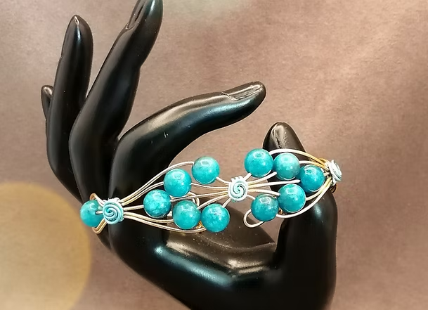 bracelet confectionné à la main en fil aluminium doré et 12 pierres naturelles apatites