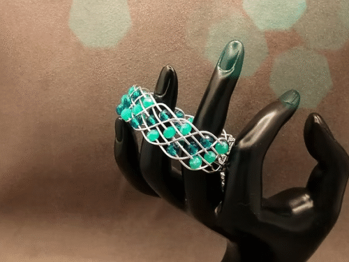 bracelet large argenté tressé avec perles vertes