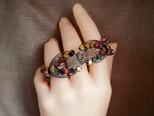 bracelet soigneusement tressé avec 10 brins de fils aluminium marron, avec 40 pierres naturelles hématites multicolores à facettes carrées