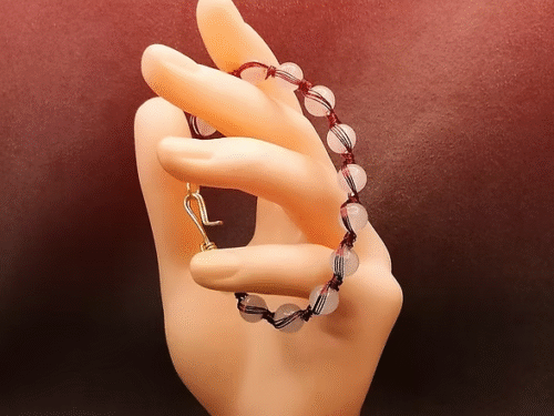 bracelet quartz rose bracelet soigneusement confectionné à la main avec 13 magnifiques pierres naturelles quartz rose , entourées avec plusieurs fils aluminium rouge