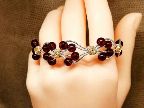 bracelet tressé avec du fil aluminium argenté avec 20 pierres naturelles grenat pour une longueur de 17 cm.