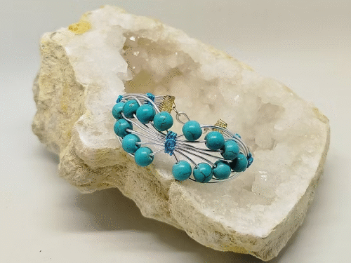 "bracelet large en fil aluminium argenté tressé avec 14 pierres naturelles turquoises