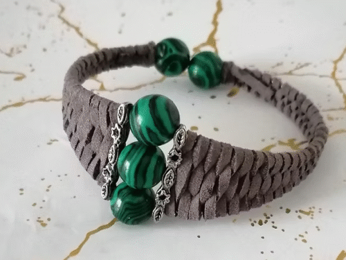 bracelet tressé en suédine grise et pierres malachites bracelet tressé en suédine grise et pierres malachites