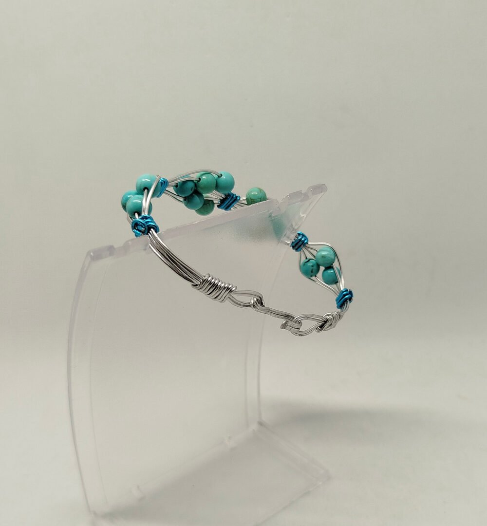magnifique-bracelet-cree-avec-16-pierres-naturelles-et-du-fil-aluminium-argente-fait-main