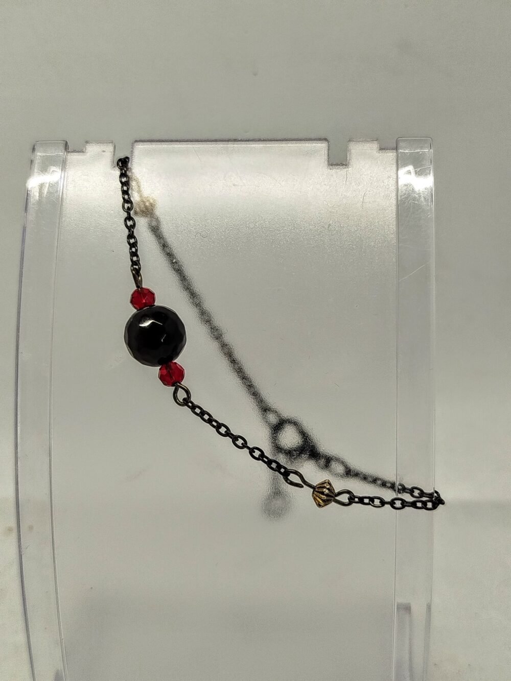 bracelet à maillons noirs et pierre onyx à facettes et perles rouges