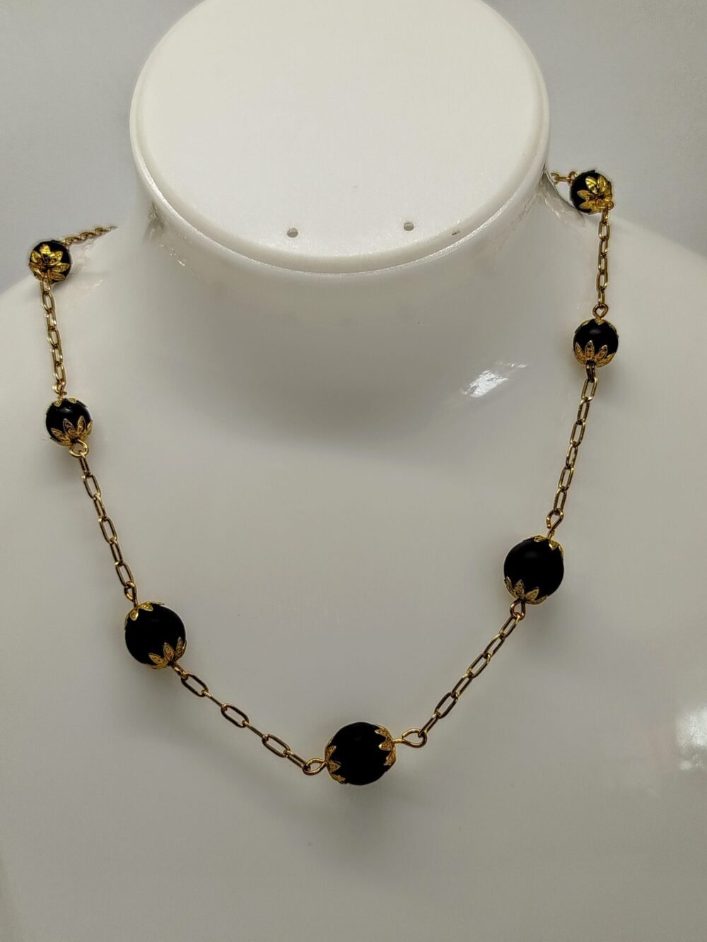 collier à maillons dorées pierres onyx entourées de pétales de perles dorées
