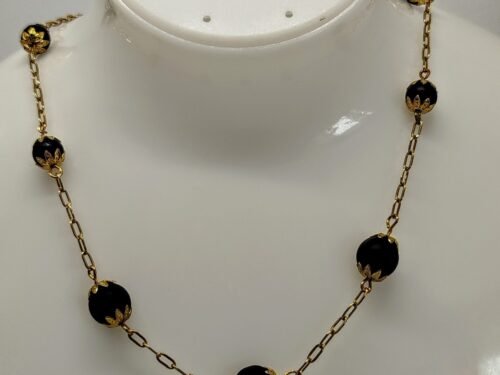 collier à maillons dorées pierres onyx entourées de pétales de perles dorées collier à maillons dorées pierres onyx entourées de pétales de perles dorées