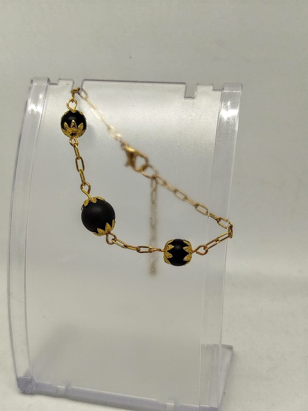 bracelet en acier doré et pierres onyx et pétales de perles dorées