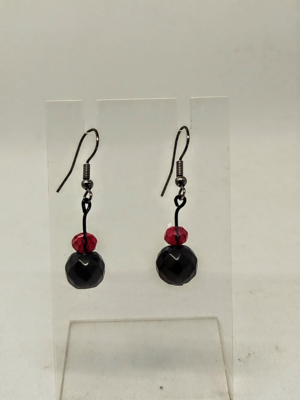 boucles d'oreilles en pierres onyx à facettes et perle rouge