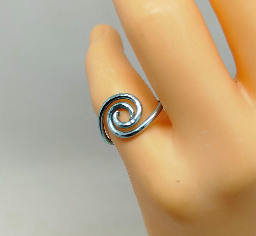 magnifique-bague-en-fil-aluminium-bleu-clair-