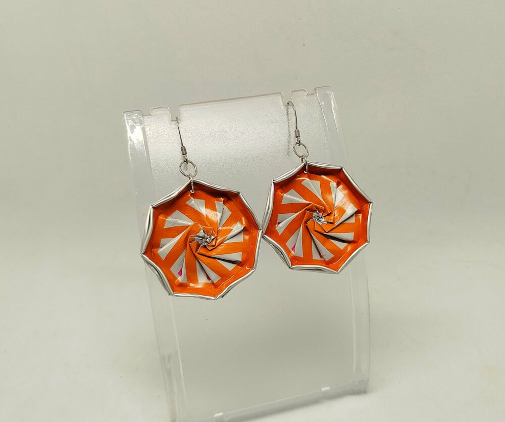 paire de boucles d'oreilles créée en capsules de café orange