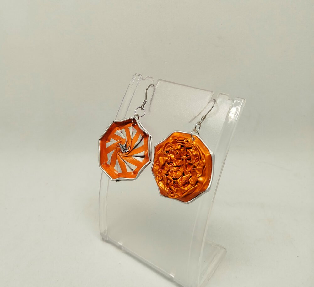 paire de boucles d'oreilles créée en capsules de café orange