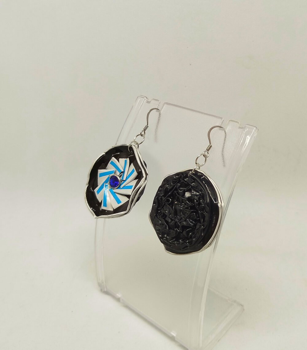paire de boucles d'oreilles créée en capsules de café noir et bleu avec strass bleu au centre