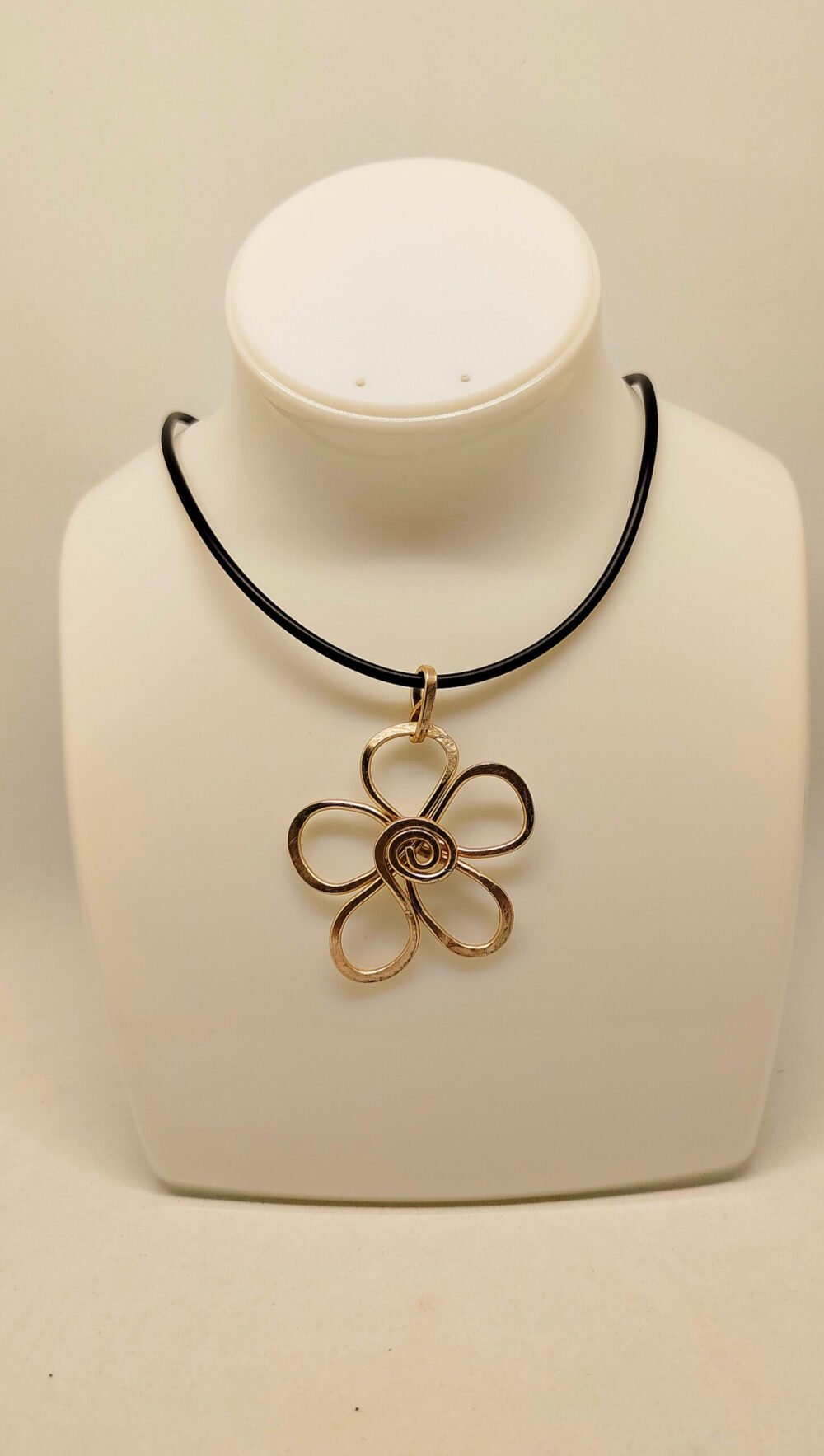 pendentif est soigneusement confectionné en forme de fleur en fil d'aluminium marron légèrement martelé