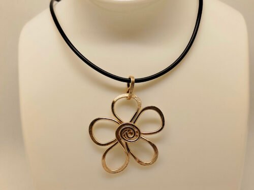 pendentif est soigneusement confectionné en forme de fleur en fil d'aluminium marron légèrement martelé