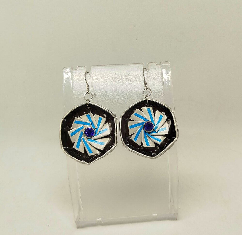 paire de boucles d'oreilles créée en capsules de café noir et bleu avec strass bleu au centre