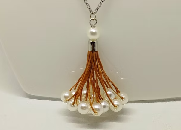 sautoir-pompon-avec-perles-nacrees.
