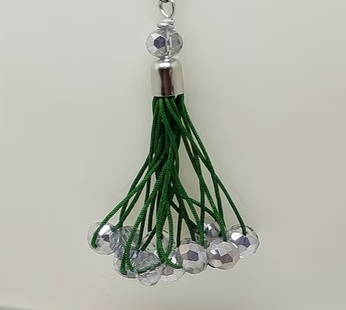 sautoir-pompon-vert-avec-perles-grises-a-facettes