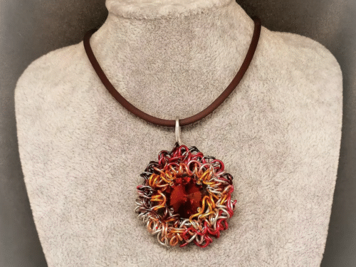 Collier Glamour à Strass avec gros pendentif en fil aluminium et strass rouge au centre