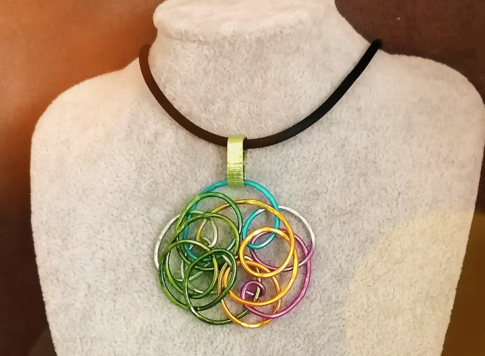 pendentif créé en fil aluminium multicolore avec collier en caoutchouc noir