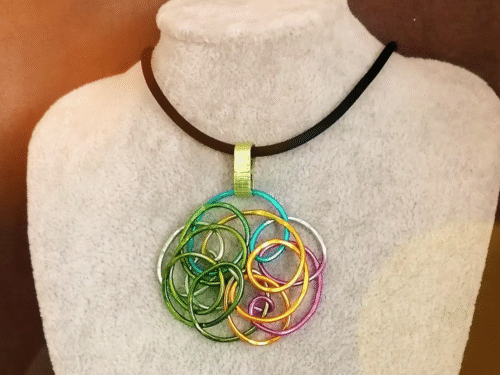 pendentif créé en fil aluminium multicolore avec collier en caoutchouc noir