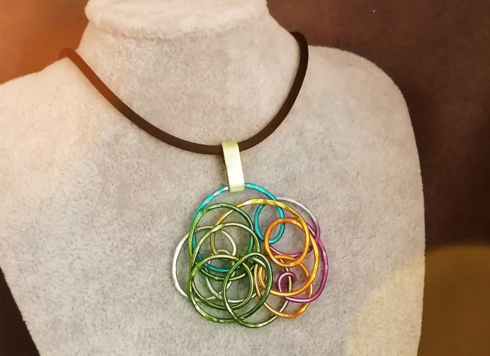 pendentif créé en fil aluminium multicolore avec collier en caoutchouc noir