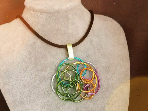 pendentif créé en fil aluminium multicolore avec collier en caoutchouc noir pendentif créé en fil aluminium multicolore avec collier en caoutchouc noir