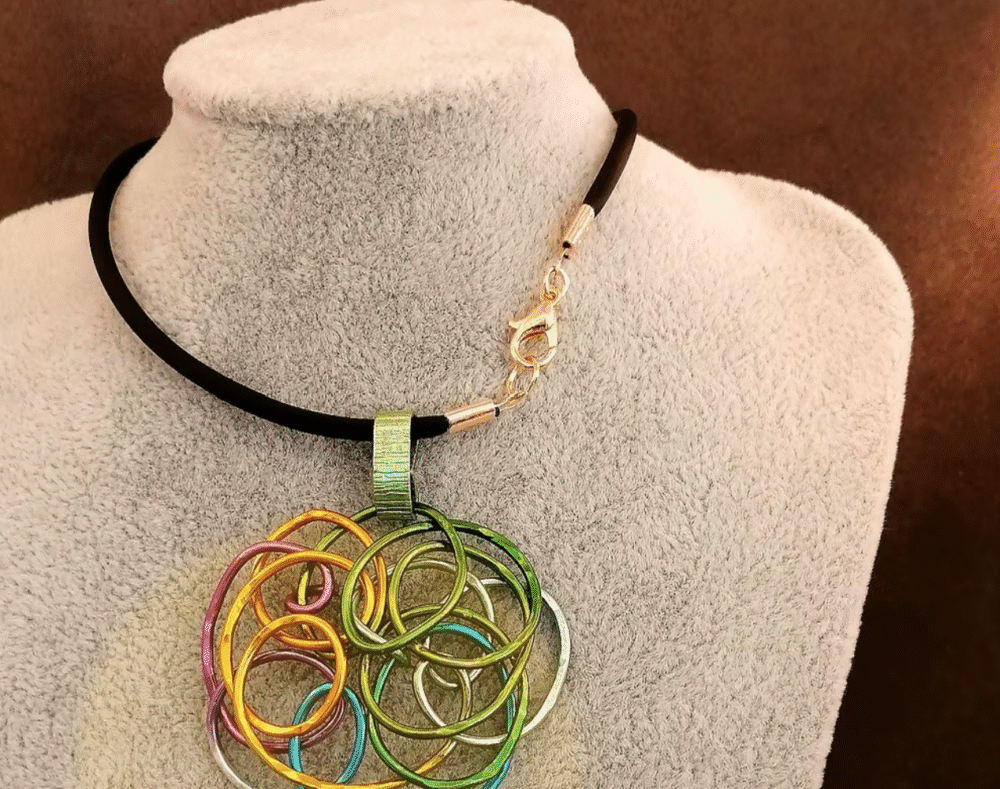 pendentif créé en fil aluminium multicolore avec collier en caoutchouc noir fermoir mousqueton doré