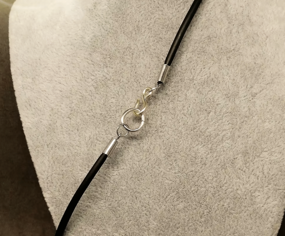 collier en caoutchouc noir avec fermoir crochet