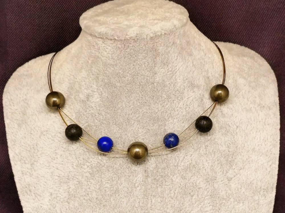 Magnifique Collier En Pierres Naturelles Pyrite, Lapis Lazuli et Pierre de Lave sur câble à bijoux doré
