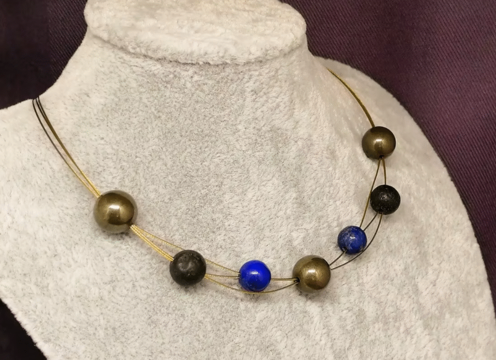 Magnifique Collier En Pierres Naturelles Pyrite, Lapis Lazuli et Pierre de Lave sur câble à bijoux doré
