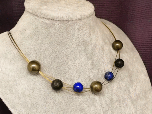 Magnifique Collier En Pierres Naturelles Pyrite, Lapis Lazuli et Pierre de Lave sur câble à bijoux doré Magnifique Collier En Pierres Naturelles Pyrite, Lapis Lazuli et Pierre de Lave sur câble à bijoux doré