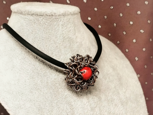 magnifique pendentif en fil aluminium marron entoure une belle pierre naturelle Howlite Rouge fixé sur un collier en caoutchouc noir avec fermoir mousqueton. Il se porte ras du cou. La longueur est de 40 cm. magnifique pendentif en fil aluminium marron entoure une belle pierre naturelle Howlite Rouge fixé sur un collier en caoutchouc noir avec fermoir mousqueton. Il se porte ras du cou. La longueur est de 40 cm.