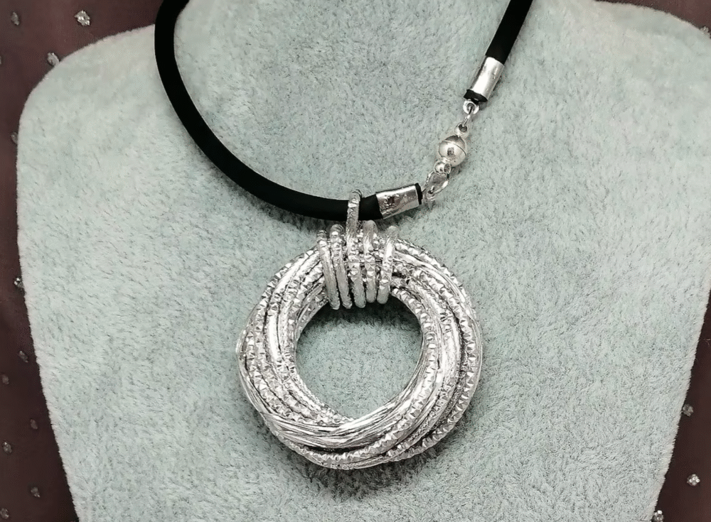 Collier Cyclone En Aluminium Argenté de 5cm, collier en caoutchouc noir et fermoir mousqueton