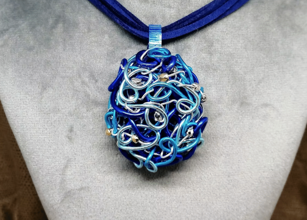 Collier Confusion - Élégance Artisanale créé en fil aluminium bleu