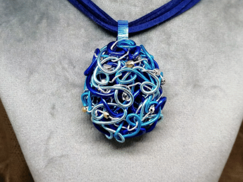 Collier Confusion - Élégance Artisanale créé en fil aluminium bleu