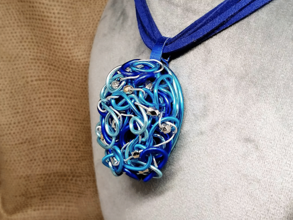 Collier Confusion - Élégance Artisanale créé en fil aluminium bleu