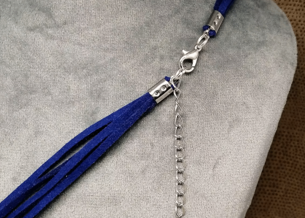 collier en suédine bleue avec fermoir mousqueton