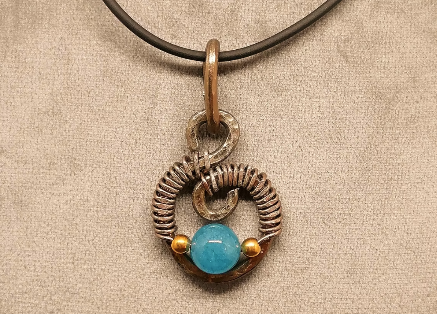 collier en pierre naturelle Calcédoine et collier en cuir noir