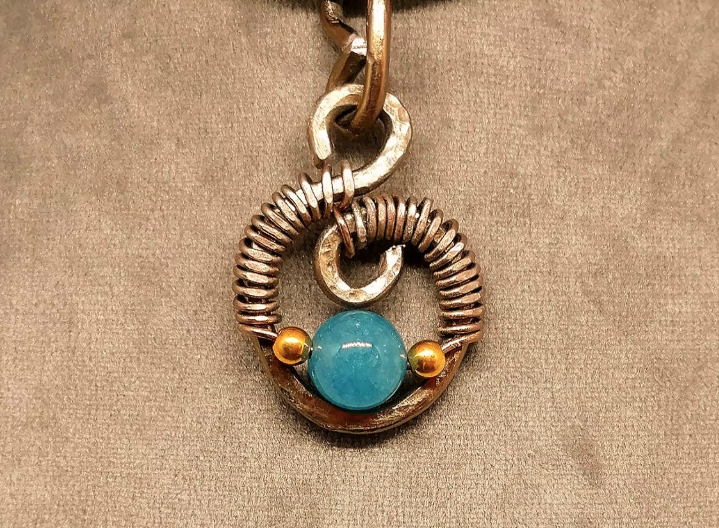 collier en pierre naturelle Calcédoine et collier en cuir noir