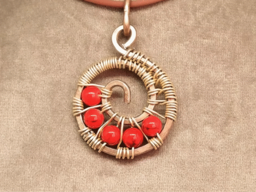 Capture d’écran 2025-09-05 205850 Apportez une touche d’élégance avec ce pendentif en pierres naturelles howlite rouge.