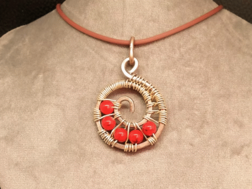 Apportez une touche d’élégance avec ce pendentif en pierres naturelles Howlite rouge.