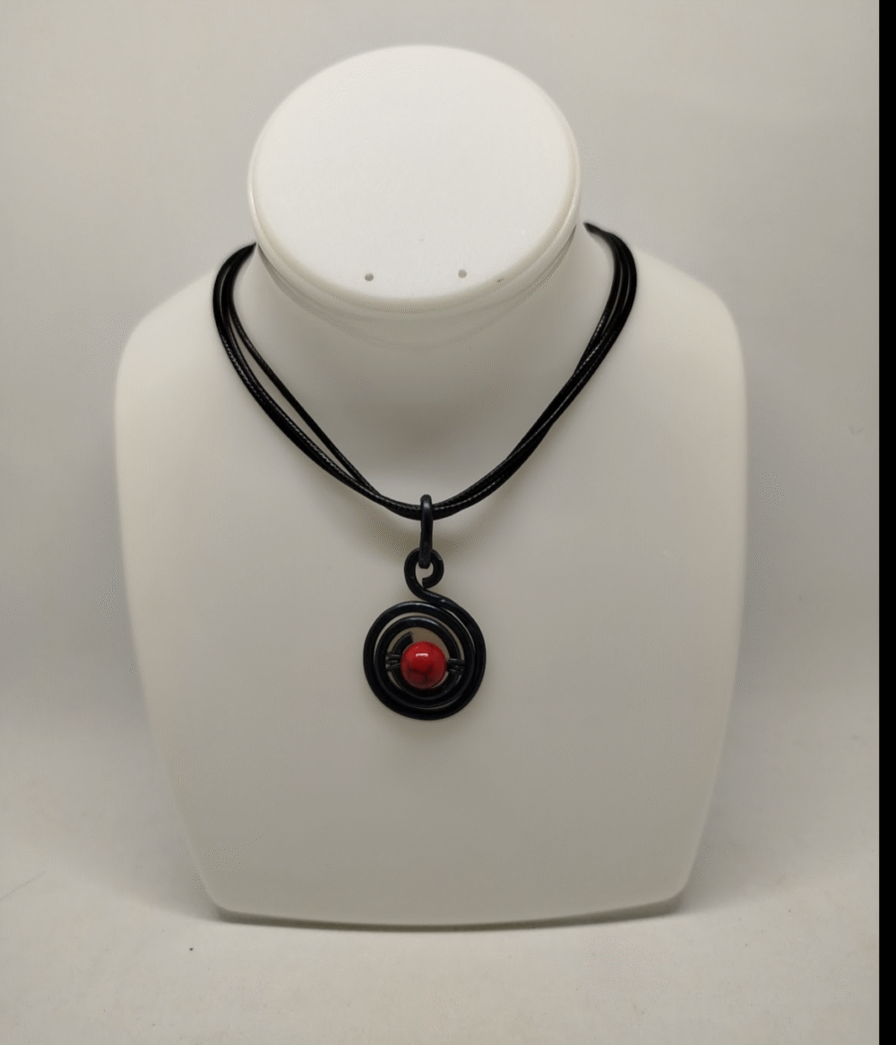 Pendentif Noir En fil aluminium et Howlite Rouge au centre