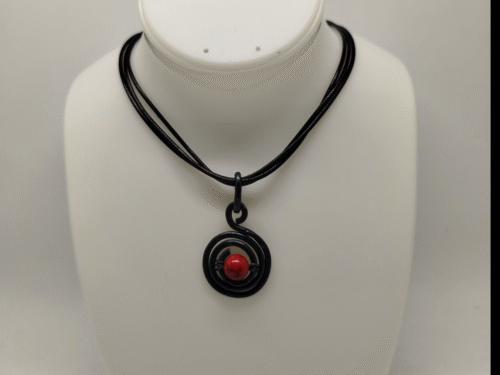Pendentif Noir En fil aluminium et Howlite Rouge au centre Pendentif Noir En fil aluminium et Howlite Rouge au centre