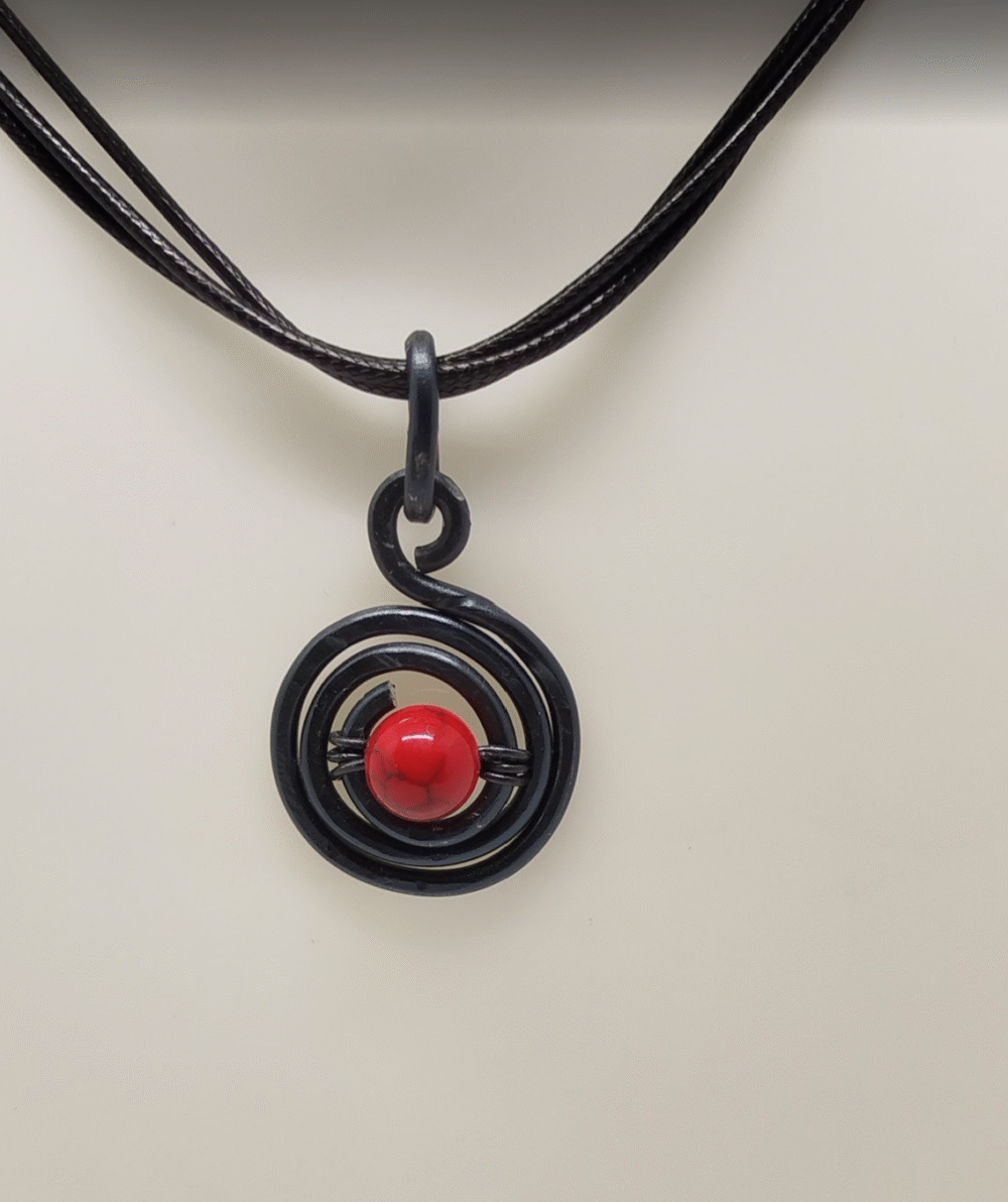 Pendentif Noir En fil aluminium et Howlite Rouge au centre