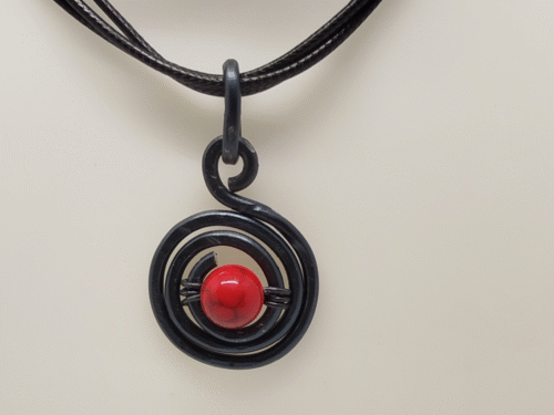 Pendentif Noir En fil aluminium et Howlite Rouge au centre