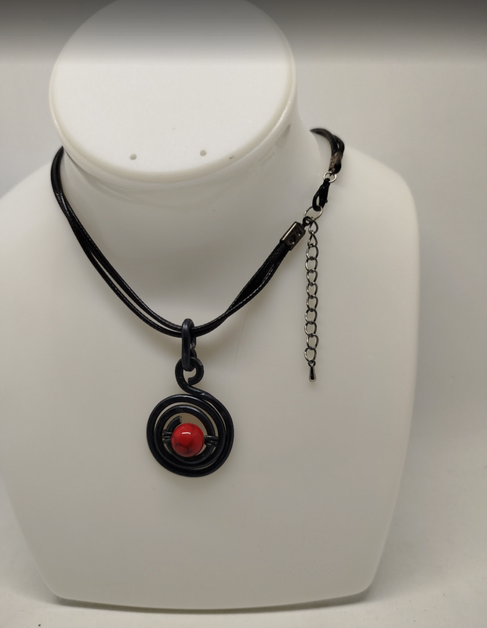 Pendentif Noir En fil aluminium et Howlite Rouge au centre collier en coton c iré noir fermoir mousqueton