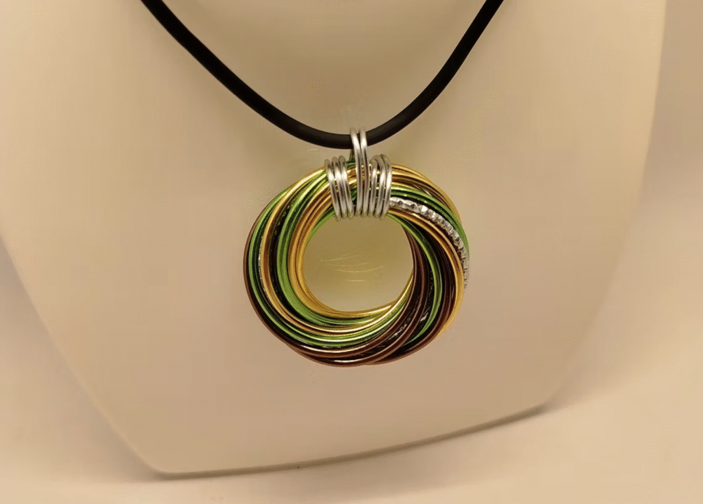 pendentif cyclone en fil aluminium de plusieurs couleurs