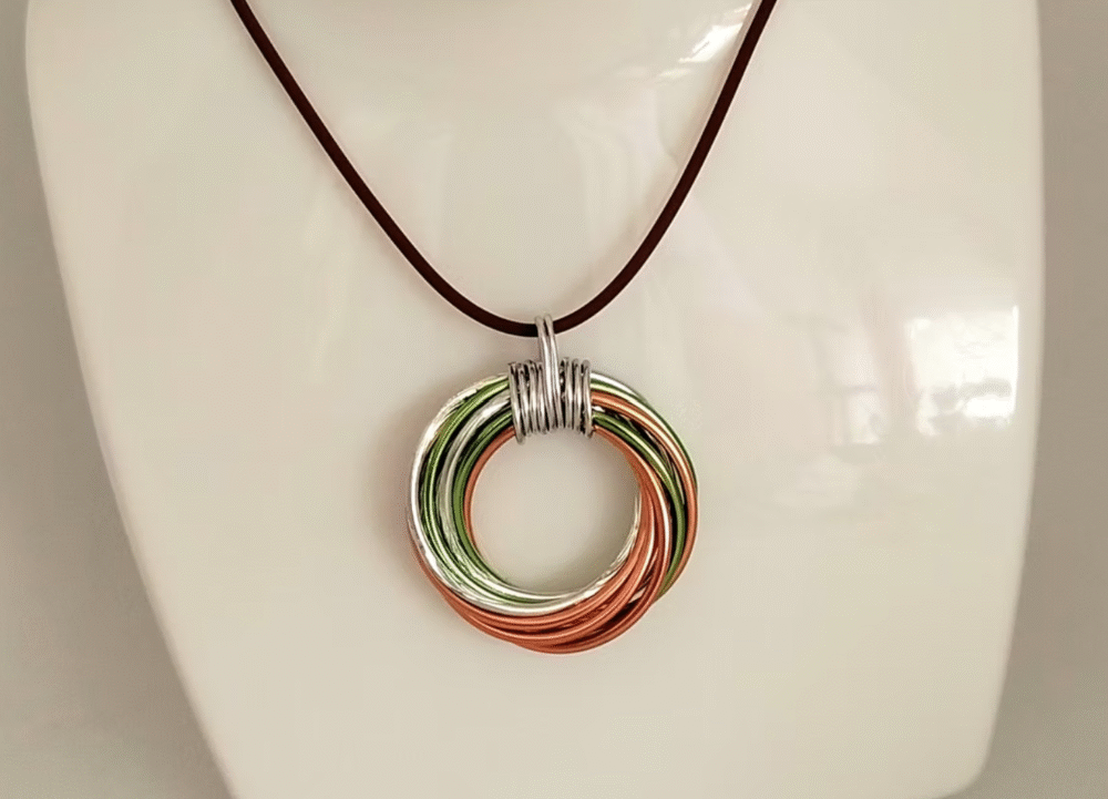pendentif cyclone en fil aluminium de plusieurs couleurs