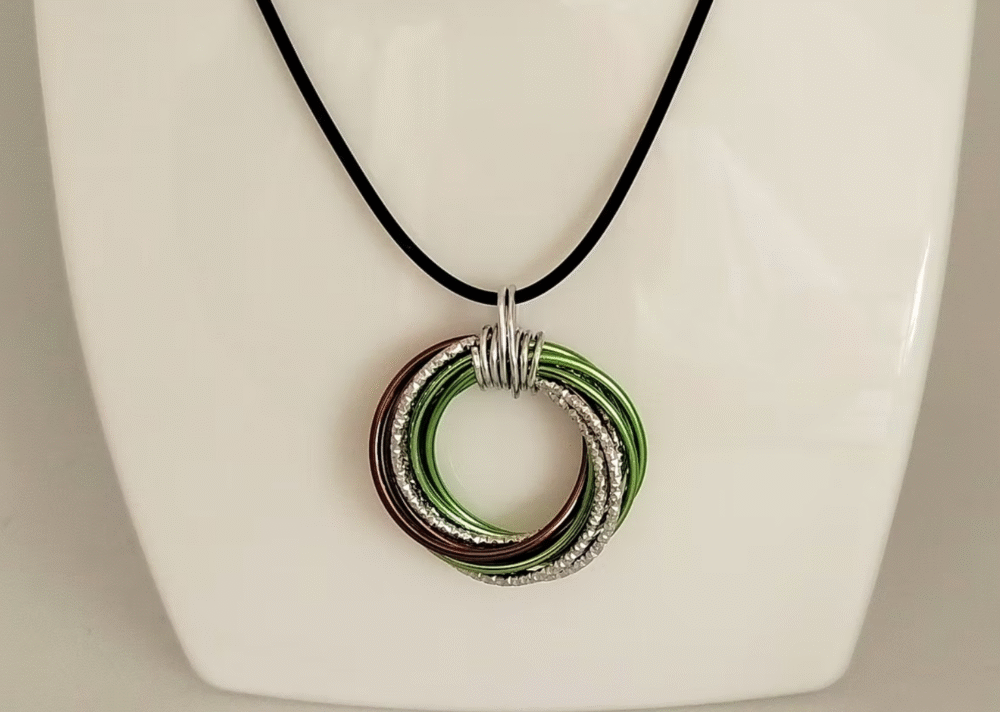 pendentif cyclone en fil aluminium de plusieurs couleurs
